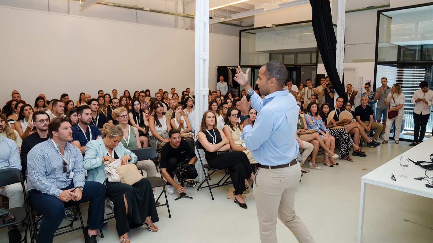 Alberto Edjogo-Owono en una charla